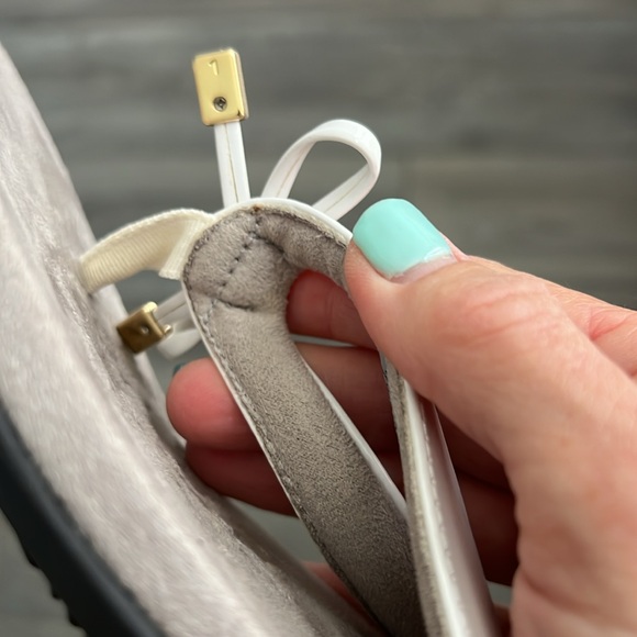 Vionic Bella sandal. Size 9. White flip flops. - Picture 4 of 4